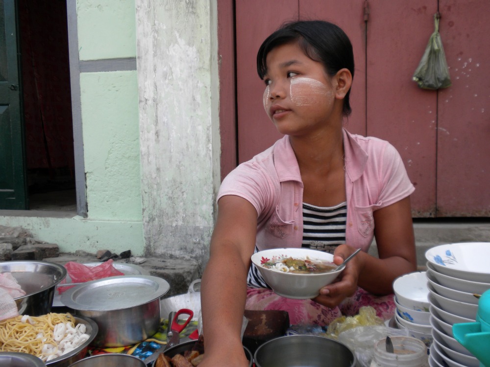 Noodle stand, Sittwe (photo by Luc Ortelli)